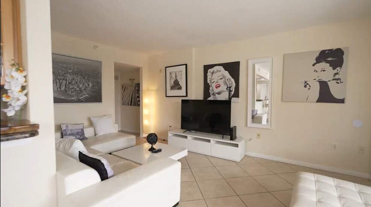 Foto principal - 445 S Hamden Dr