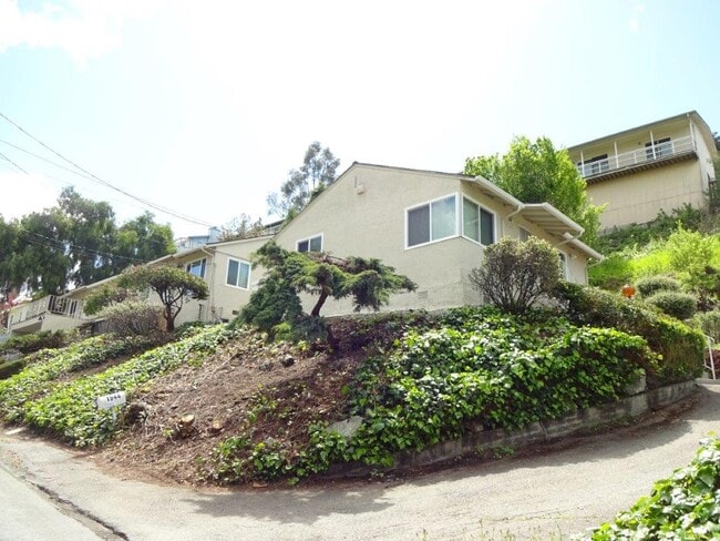 Building Photo - 1944 Howe Dr