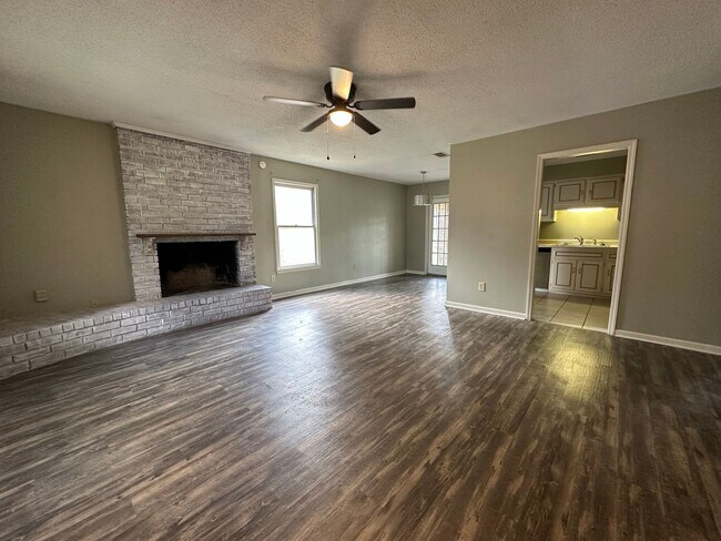 Building Photo - 23 Somerset Townhouse