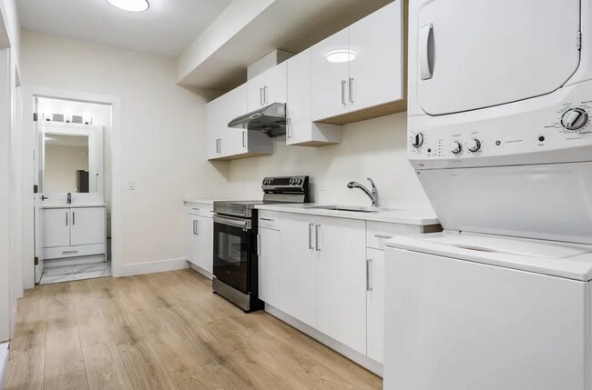 Building Photo - 8585 Forest Gate Dr