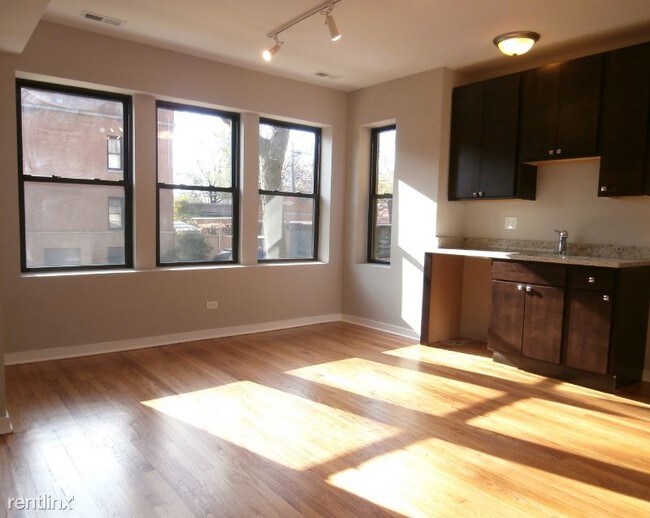 Building Photo - 2438 W North Shore Ave