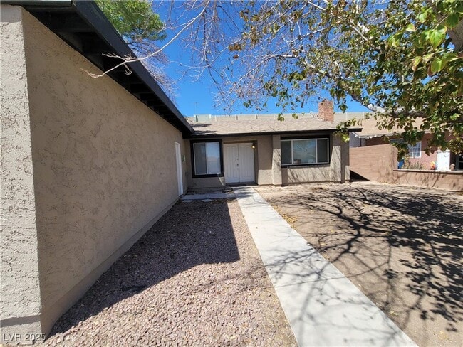 Building Photo - 3755 Chutney St