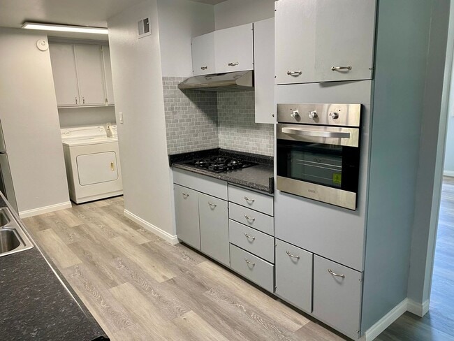 Building Photo - Beautiful 3 Bed/2 Bath Walking Distance fr...