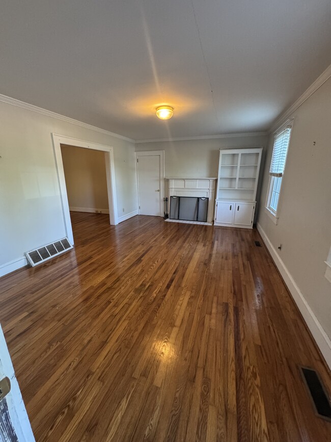 Building Photo - 403 Durst Ave W