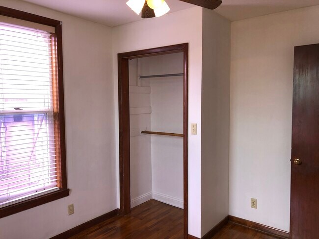 Foto del edificio - 327 N Main St