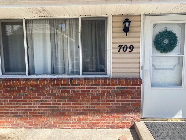 Building Photo - C Street Duplex