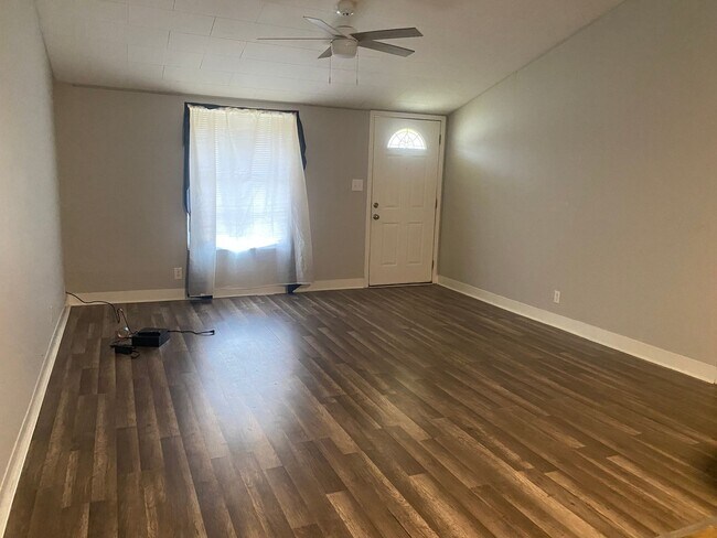 Foto del edificio - 3 bed/1 bath on a corner lot!