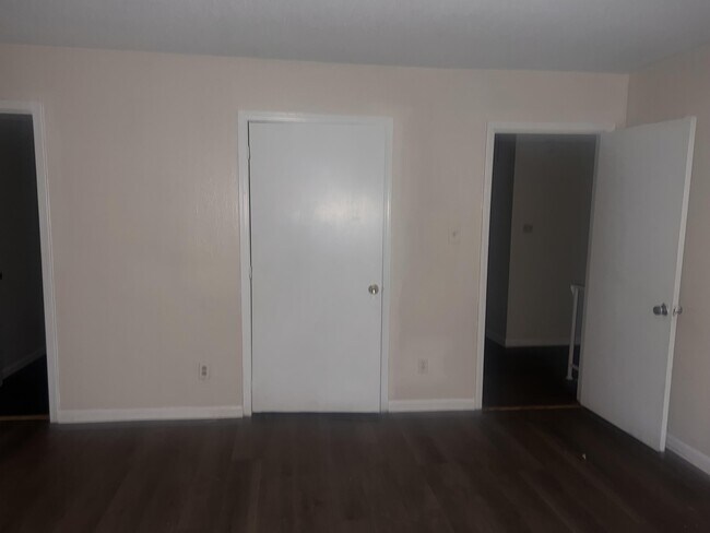 Building Photo - 2097 E Shelby Dr