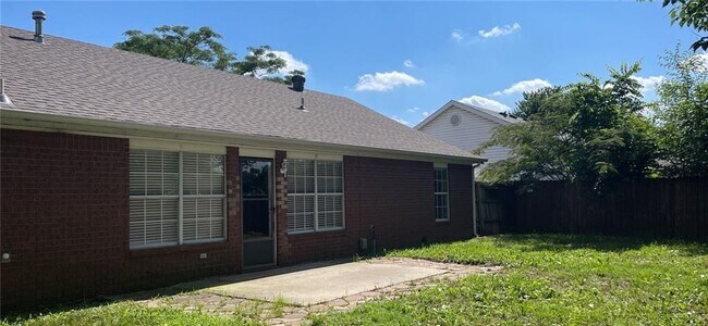 Building Photo - 810 Tyler St