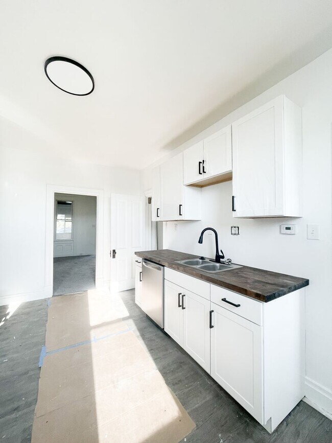 Foto del edificio - AVAILABLE June - Beautifully RENOVATED 3 B...