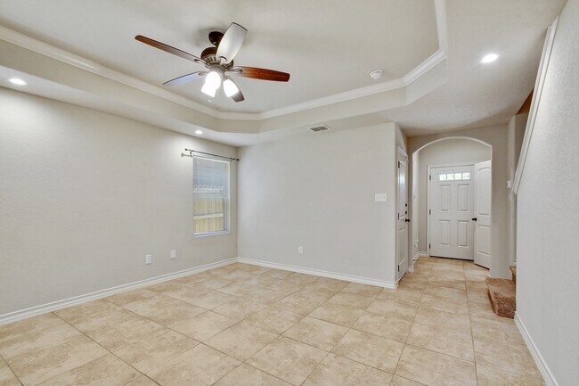 Building Photo - 6930 Lakeview Dr.
