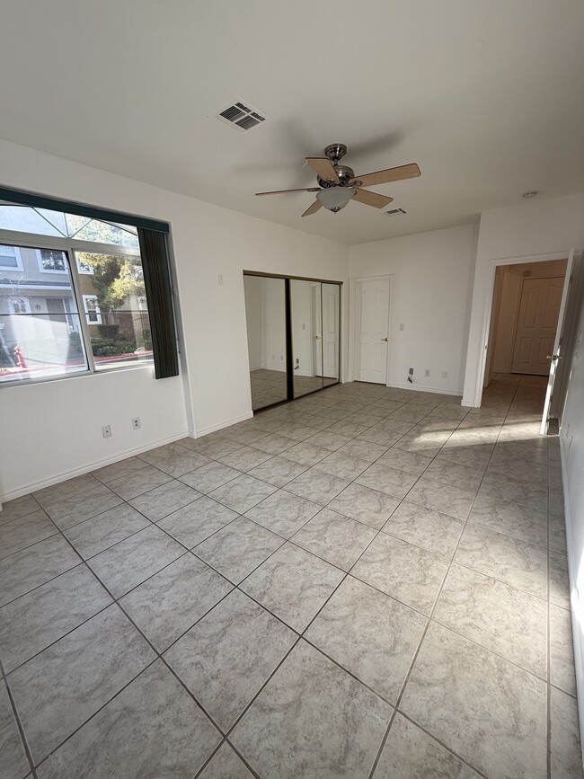 Building Photo - 985 Prestwick St