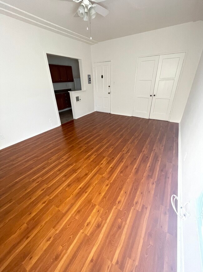 Foto del edificio - 639 S Cochran Ave