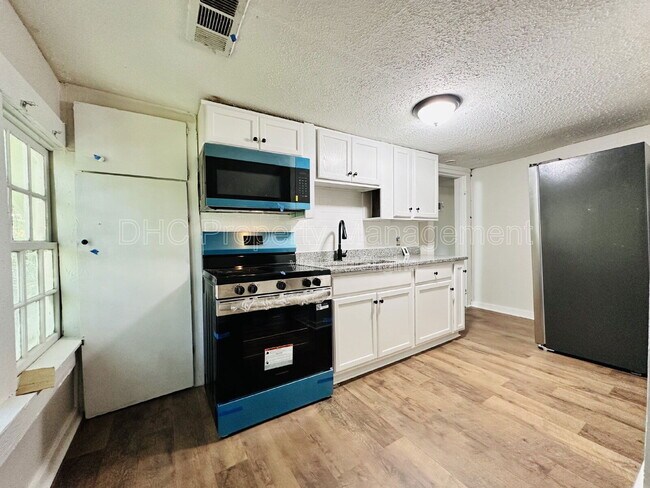 Building Photo - 2207 Bell St