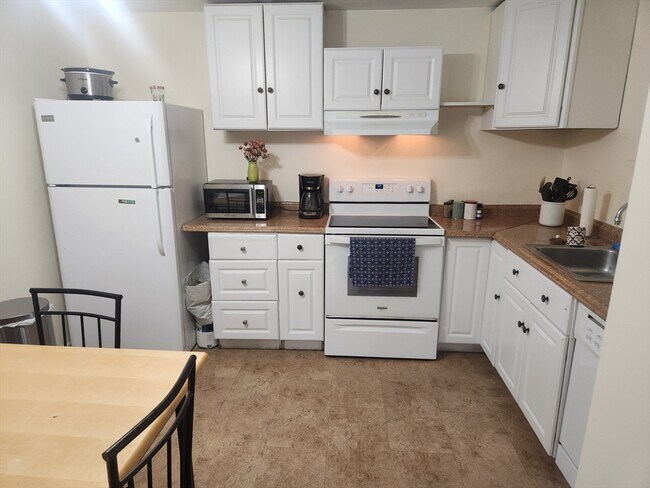 Foto del edificio - 176 Maple Ave