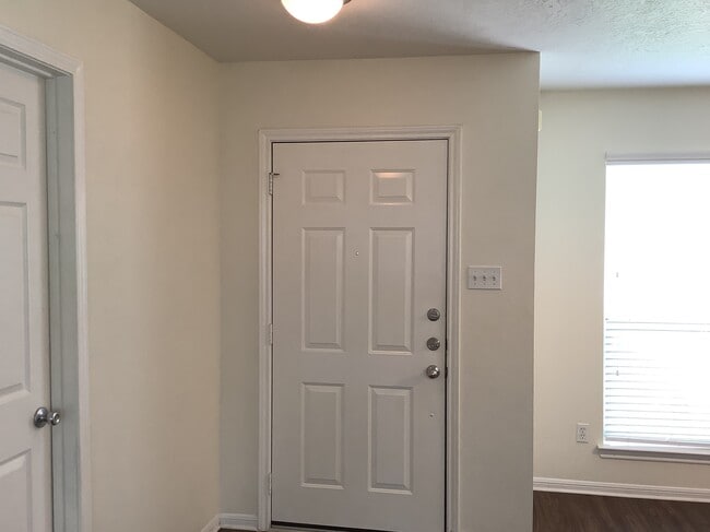 Building Photo - 13049 Skyline Dr