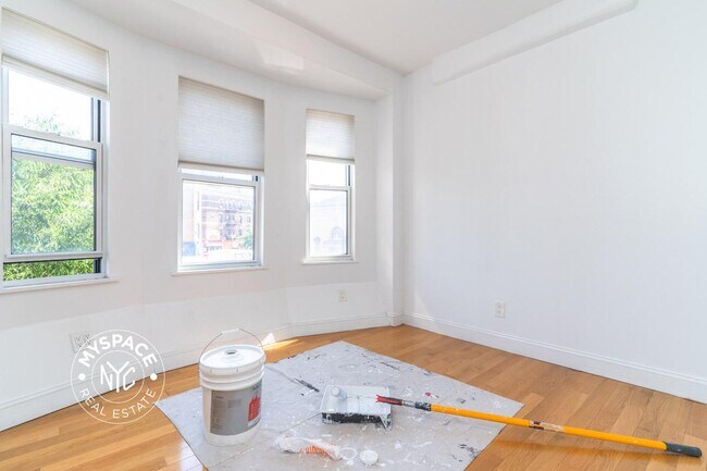 Building Photo - 2171 Clarendon Rd