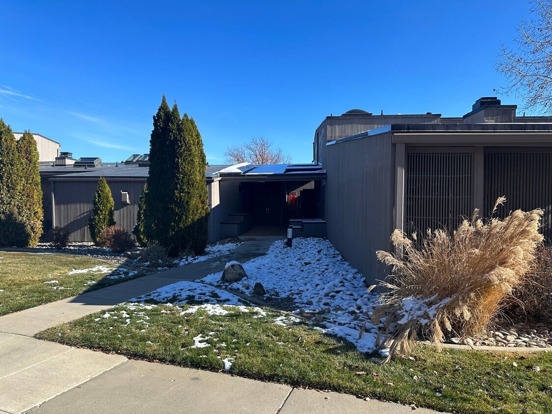 Primary Photo - 2 bed 2 bath Condo with Garage
