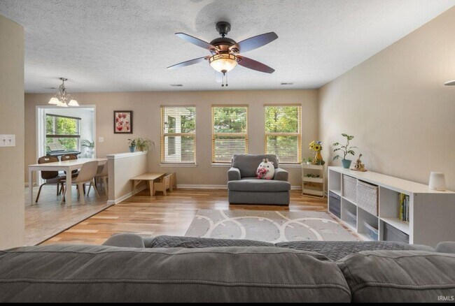 Foto del edificio - Charming 3BR Home with Sunroom Near Purdue University