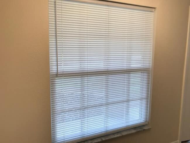 Building Photo - Conveniently located to I-4