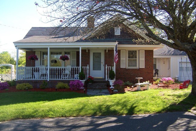 Building Photo - 1504 Main St