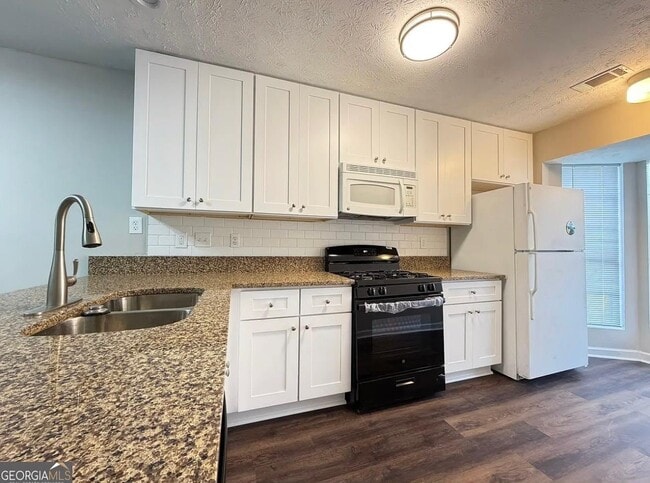 Foto del edificio - 6720 Colchester Pl NW