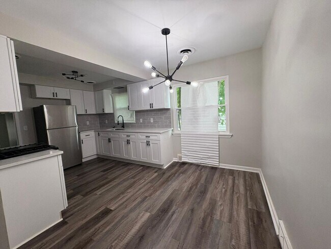 Building Photo - Beautiful Home in the Heart of Cleveland H...