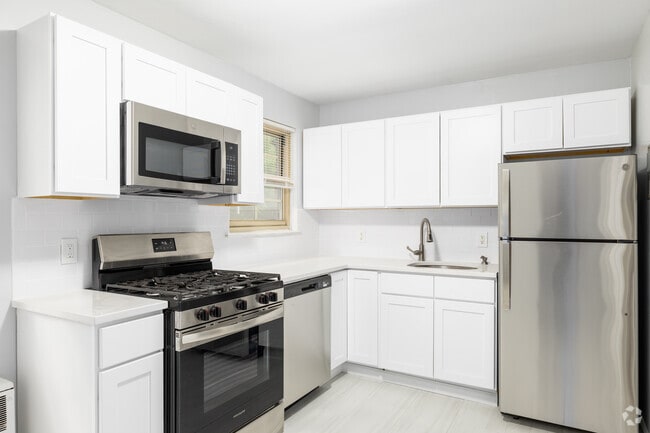 Building Photo - Murray Hill Gardens: Your Perfect Home Awaits!