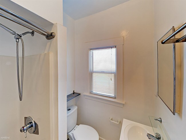 Foto del edificio - 3 br, 1 bath Apartment - 990 34th St Apt 4