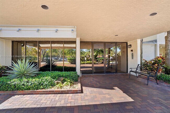Building Photo - 491 Racquet Club Rd