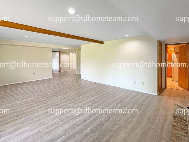 Building Photo - "Charming 3-Bed Retreat with Spacious Inte...