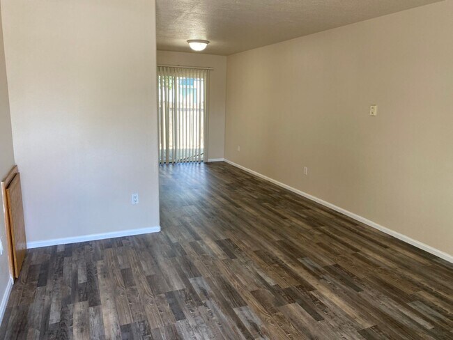Building Photo - Remodeled 2 Bed 1.5 bath Springfield apartment