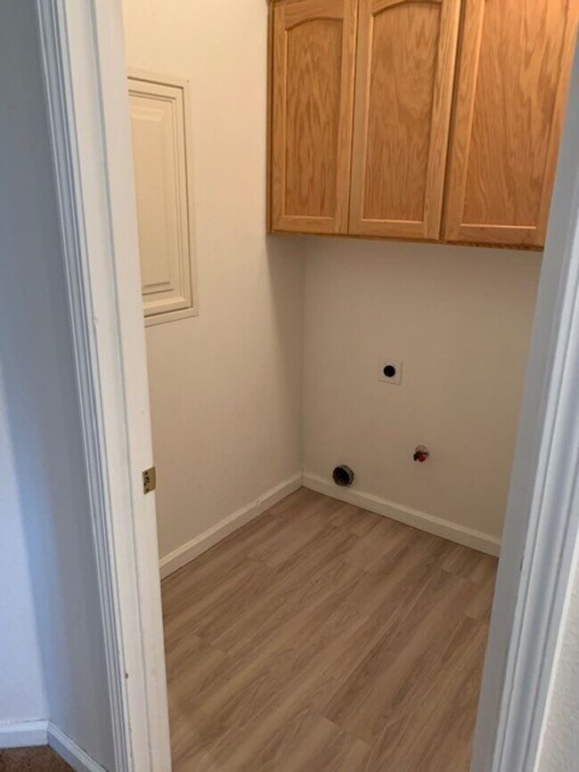 Building Photo - 4 Bedroom 2 Bath Home Available Now!