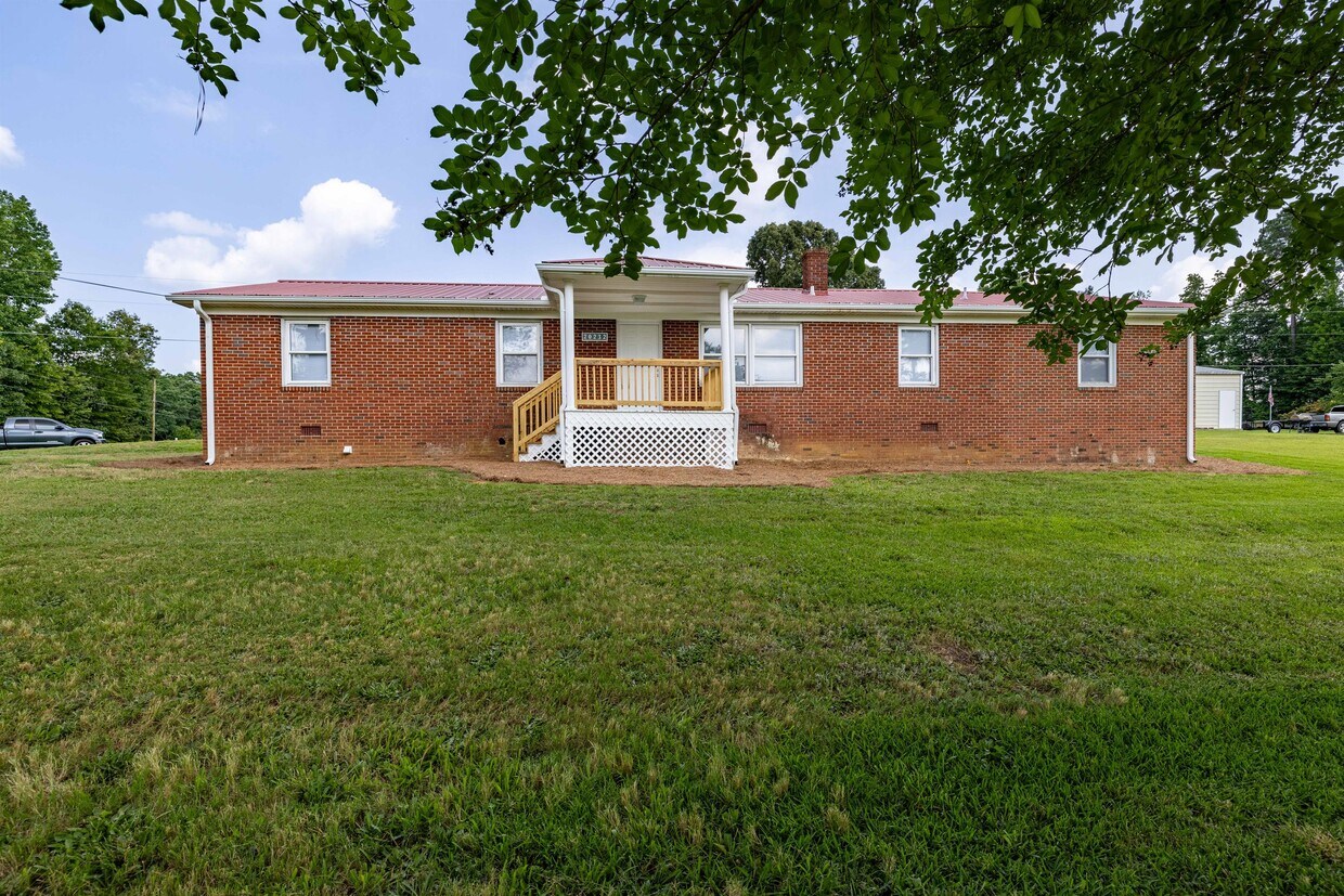 Primary Photo - 20232 Huneycutt Mill Rd