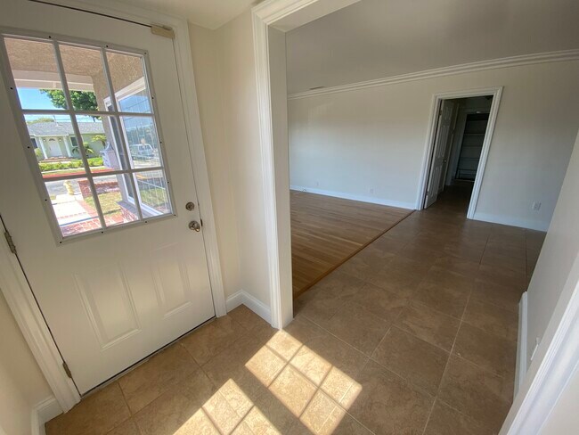 Hermosos pisos de madera originales - 3522 W 229th Pl