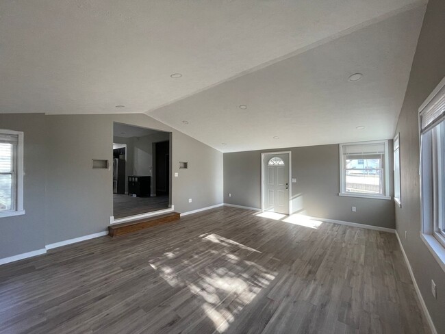 Building Photo - Just Renovated 4 Bedroom, 2 Bathroom Corne...