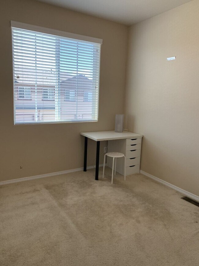 Foto del edificio - Amazing End Unit Townhome in Northeast Col...