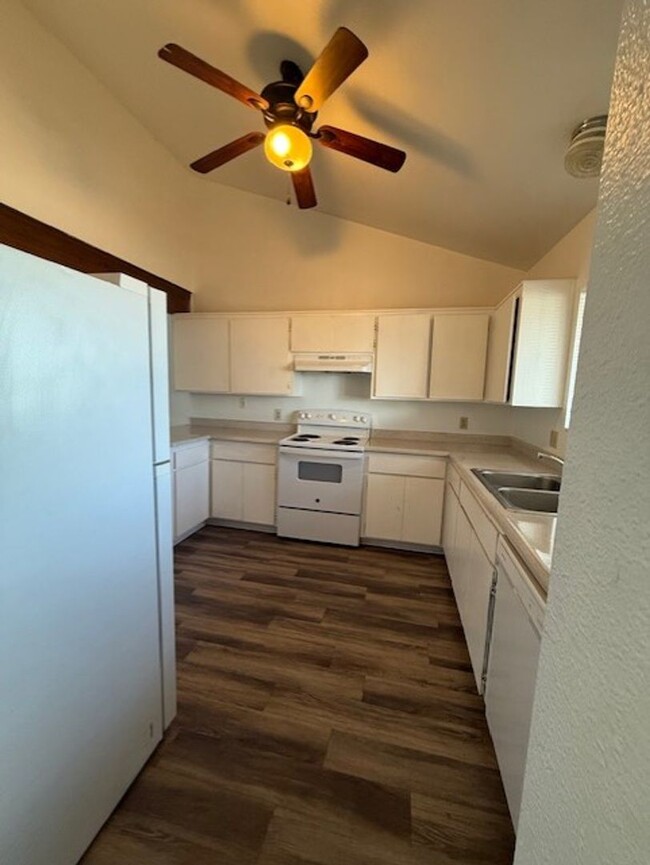 Building Photo - 2 Bedroom 2 Bath Contact Property Pros Pro...
