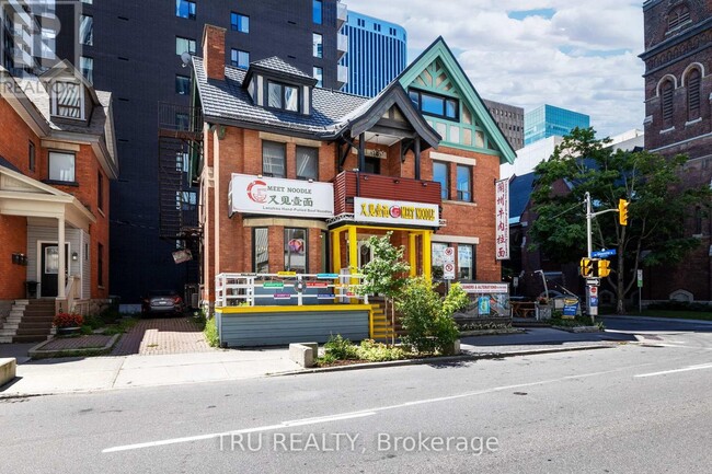 Building Photo - 160-160 Metcalfe St