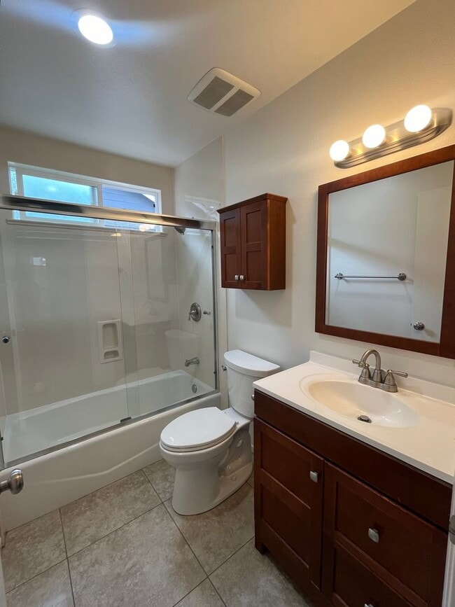 Building Photo - Big & Bright ~ 3 Bedroom /2 Bathroom Home ...
