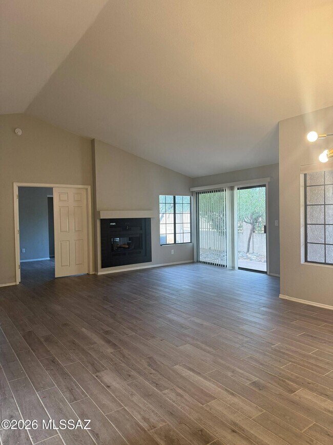 Foto del edificio - 321 E Fieldcrest Ln