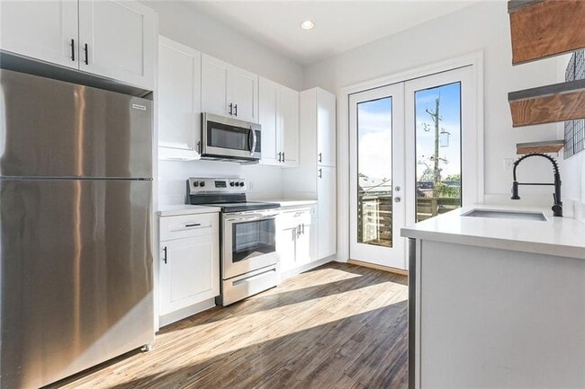 Building Photo - 2315 Barracks St