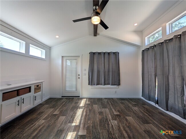 Foto del edificio - 120 Water Hole Ln