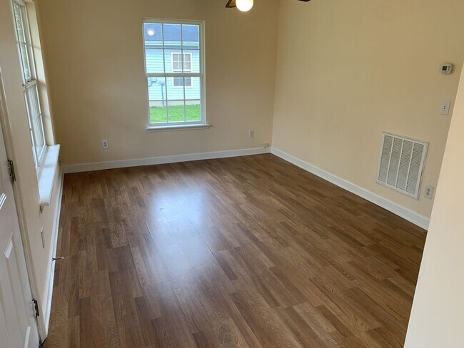 Building Photo - 3 Bed, 1 Bath w/ Wood Look Floors Throughout