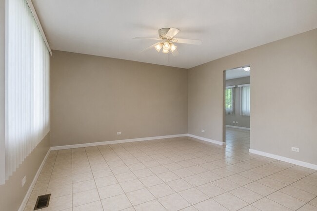Building Photo - 6847 Hawthorne Ln