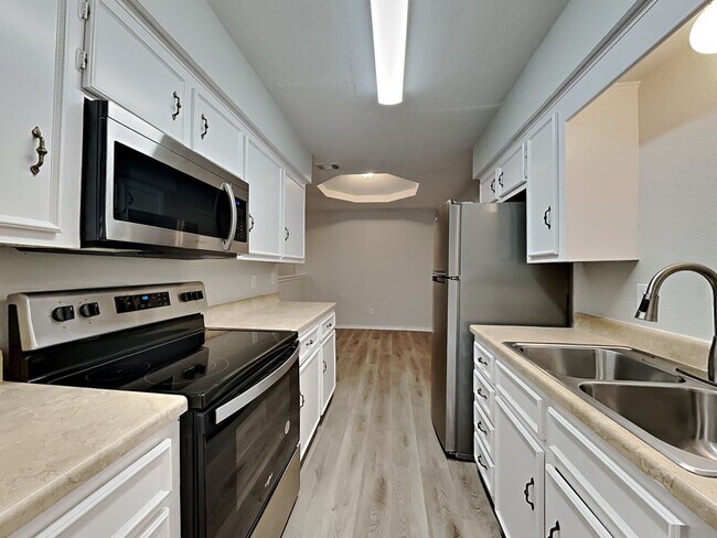 Foto del edificio - Spacious 3-Bed, 2-Bath Home with Garage, F...
