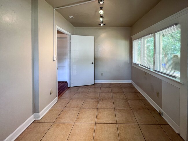 Building Photo - PET FRIENDLY Recently Updated 4-Bedroom, 3...