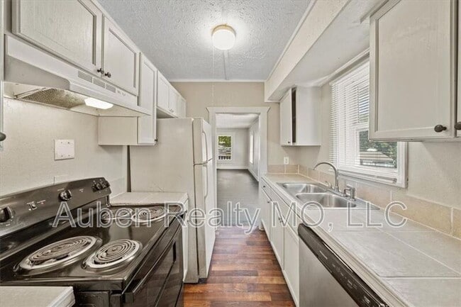 Building Photo - 2015 E 81 St