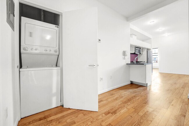 Foto del edificio - Welcoming  1-Bedroom with Home Office and Private Terrace.