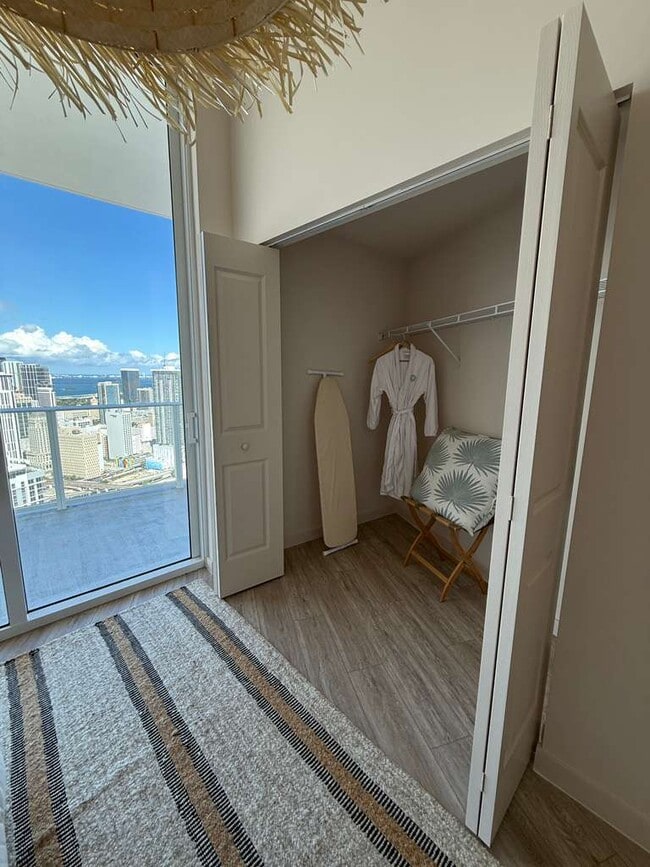 Building Photo - 521 SW 4th Ave